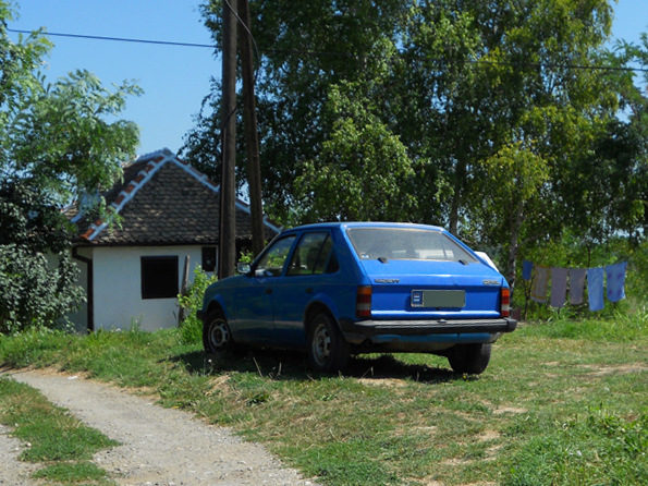 Отец Илираион, който се е оттеглил от църквата, продължава да твърди, че е невинен, и седи в градината на наетата си къща в Ириг, Войводина (на снимката), където пие бира с приятели.