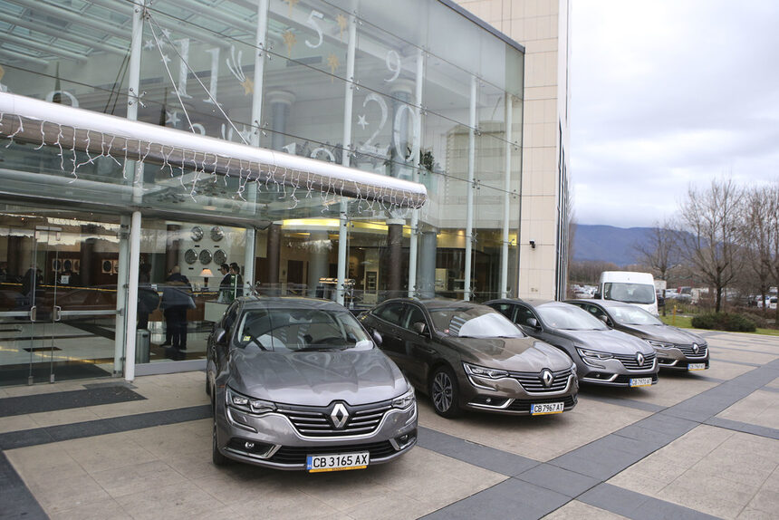 Фоторазказ: Ще донесе ли късмет на "Рено" новият модел "Талисман ...