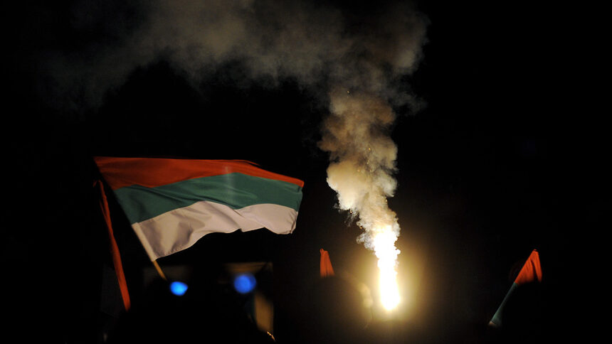 Някои от българските флагове бяха обърнати - символ на военно положение. Снимката е от петъчните протести.