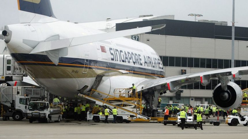 Гигантският Еърбъс А380 посрещна първите си пасажери - Свят - Дневник