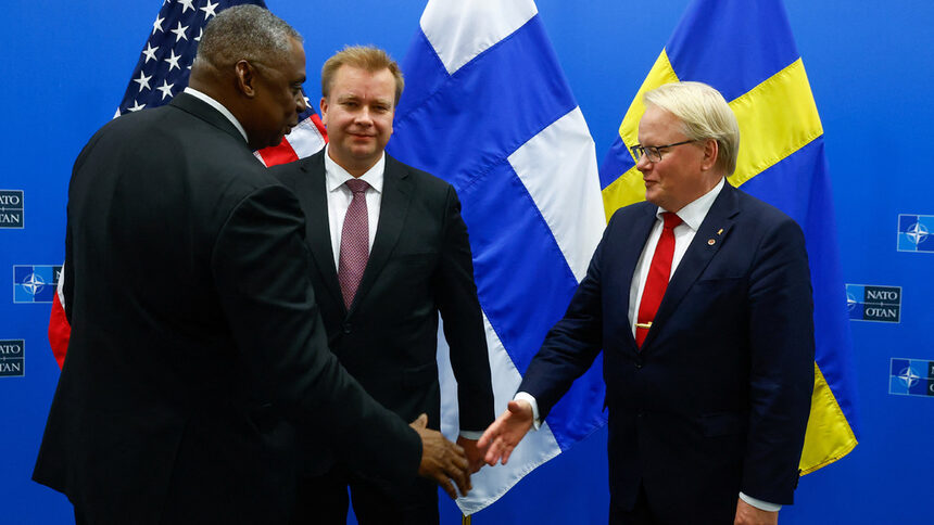 På bildet her er forsvarsministrene i USA, Sverige og Finland på det siste NATO-møtet: Lloyd Austin, Antti Kaikkonen og tidligere Peter Hultqvist.