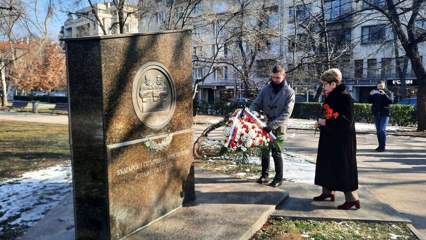 Поднасянето на цветя днес е по повод Деня на дипломатическия работник на Русия.