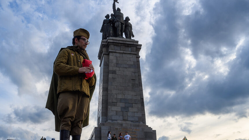 Поведението на управляващите закотвя още по-силно "другата гледна точка", оправдаваща тоталитарното ни минало.