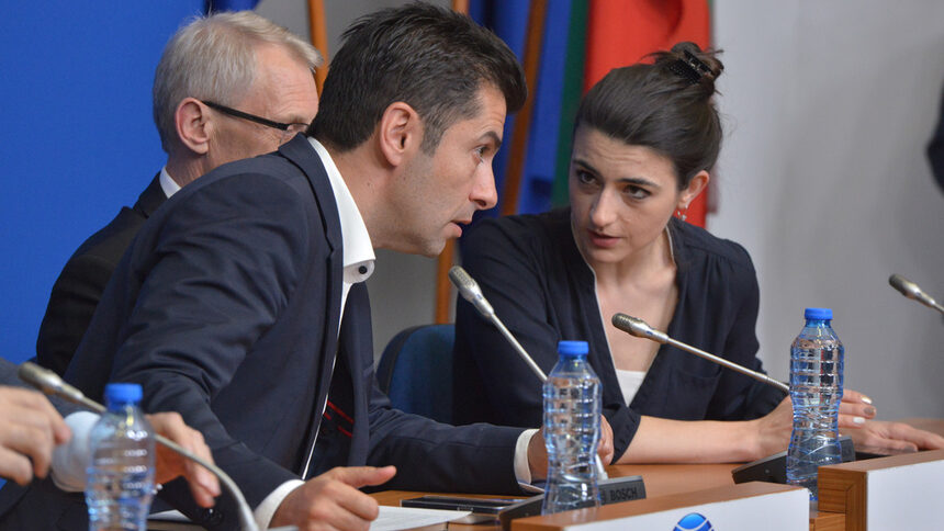 Кирил Петков и Лена Бориславова на пресконференция през 2022 година.