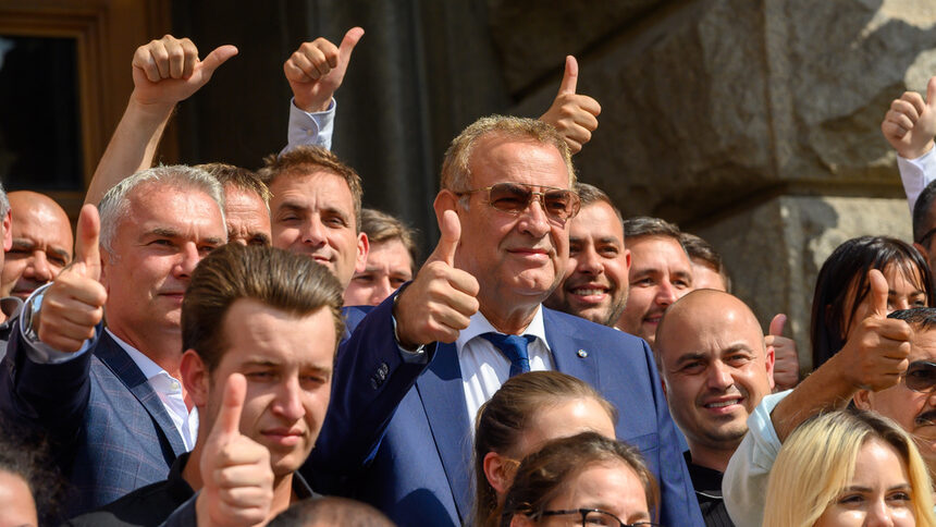 Джевдет Чакъров, депутати и привърженици на Ахмед Доган се снимат след подаването на документи в ЦИК