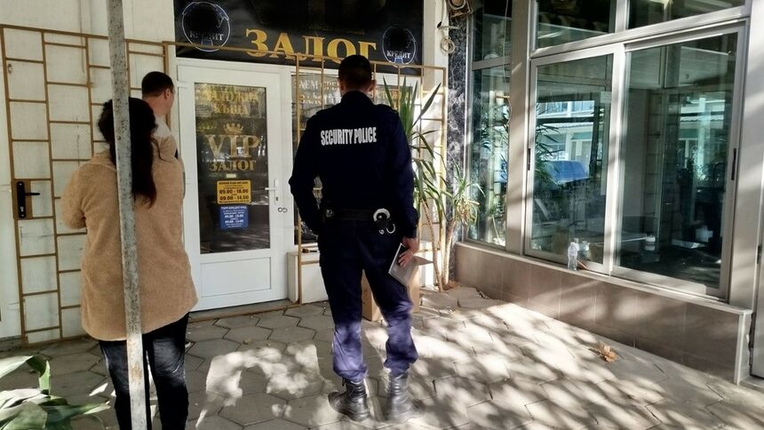 МВР придружава съобщенията с кадри на служителите по време на акцията, както и със снимки най-често на открити наркотици