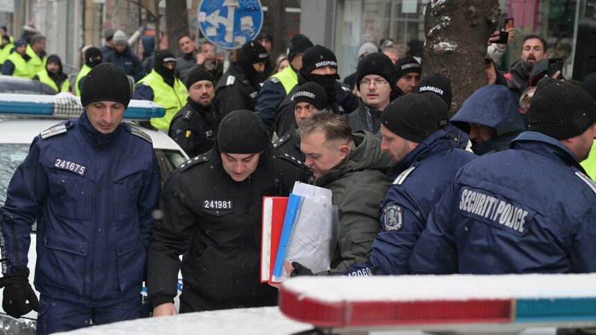 Протестът бе охраняван от служители на МВР със засилено полицейско присъствие както пред сградата на ВСС, така и в съседните улици около нея.