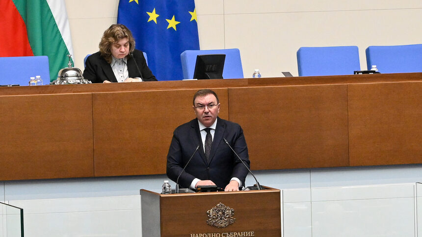 Костадин Ангелов представя проекторешението за процедурни правила за избор на председател на НЗОК