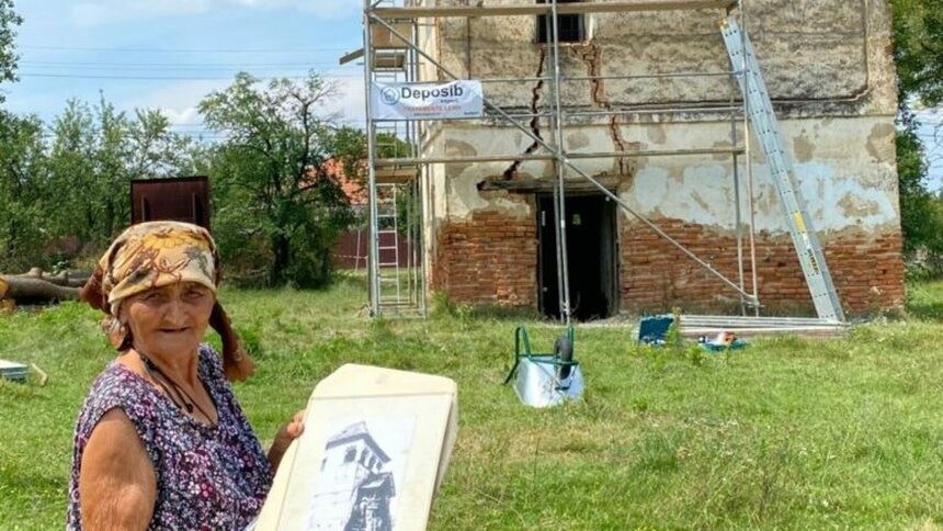 Възрастна жена показва как е изглеждала кулата Чиоба - Чинцеск, преди да бъде изоставена през 1989 г.