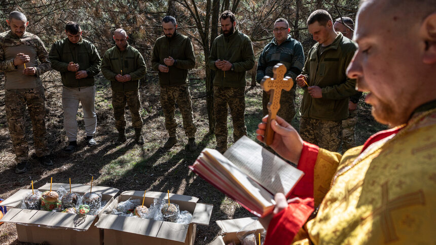 Тридесет и трета механизирана украинска бригада чества Великден на фронтовата линия при Днепропетровск.
