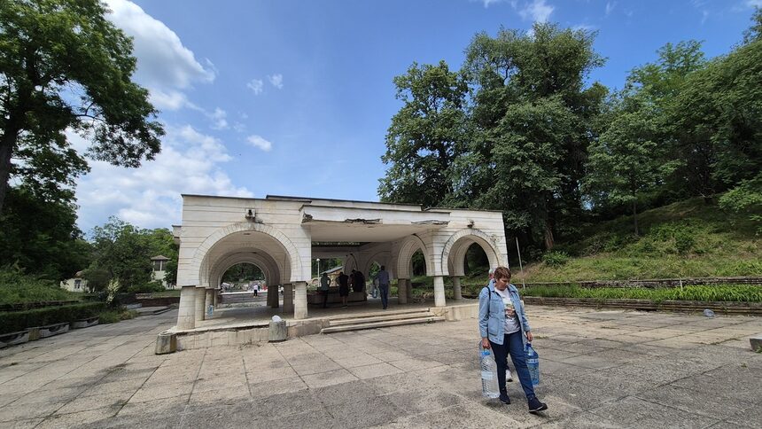 Близо до термите е основната чешма, от която местните наливат вода в туби за вкъщи.
