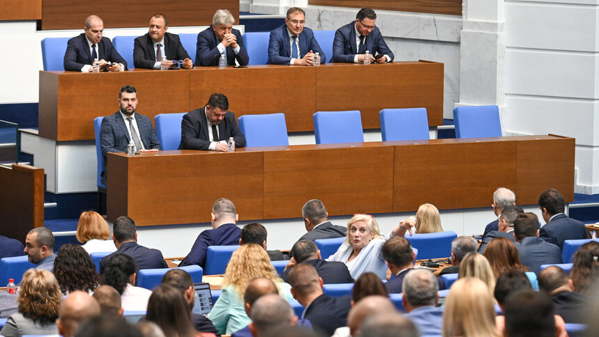 Искра Михайлова от "ДПС- Ново начало" показва на съпартийците си как да гласуват