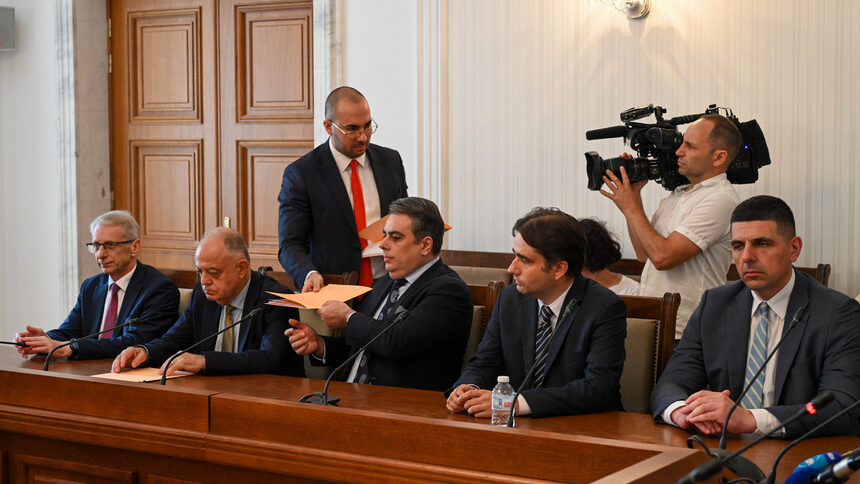 Депутатът от МЕЧ Христо Расташки представя мотивите за вота на недоверие, изготвени от групата му