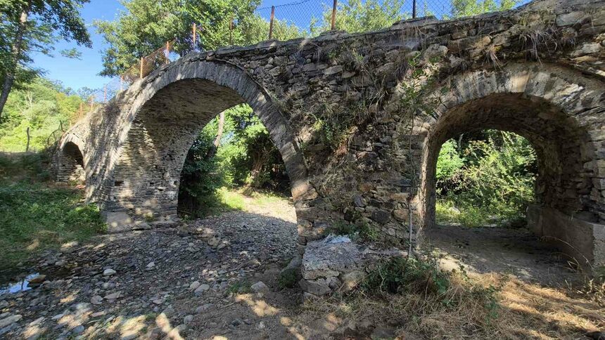 Изграден е над малката река Солуцка, наричана още Кирковска в покрайнините на Кирково. Има три свода и сушата дава възможност да бъде наблюдаван от сухото корито на реката.