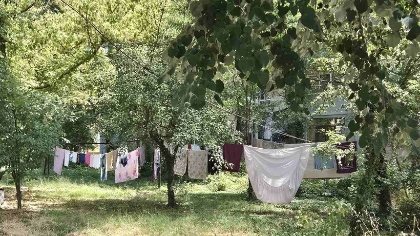 В градинките между блоковете от едно време.