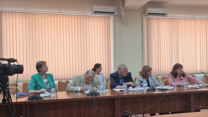 Комитетът по избор, в който членуват проф. Цветан Сивков, проф. Габриела Белова, доц. Ралица Илкова, доц. Анета Антонова и доц. Христо Орманджиев