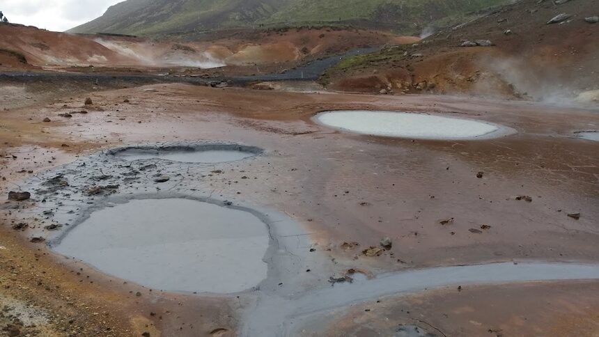 В районите, изобилстващи от гейзери, пейзажът е с цвят на охра.