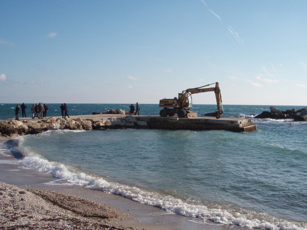 <a href="http://www.dnevnik.bg/morski/2010/12/07/1006332_armatura_i_beton_se_izhvurliat_direktno_v_moreto_pri/" target="_blank">Събарянето на т.нар. яхтено пристанище </a>в курортния комплекс "Русалка", собственост на Николай и Евгения Баневи, започна тази сутрин
