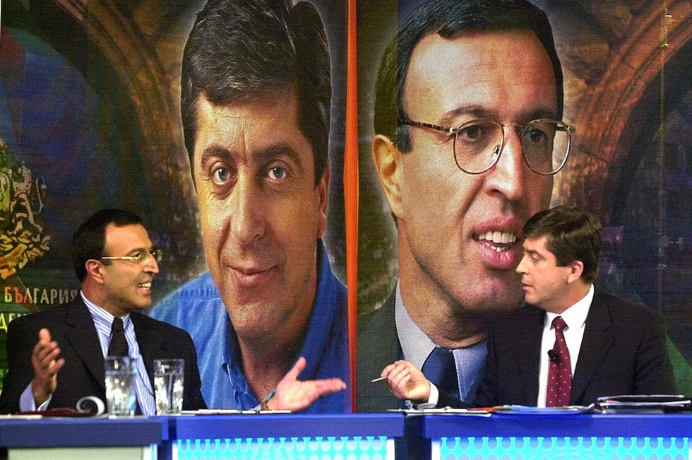 8 ноември 2001 г : Единственият предизборен дебат между тогавашния президент Петър Стоянов и кандидата на левицата за държавен глава Георги Първанов.<br /><br />Няколко дни по-рано беше диспутът по Би Ти Ви, в който Първанов отказа участие в последния момент. По време на предаването Стоянов огласи данни от секретен доклад на специалните служби за корупция на третия основен кандидат в надпреварата - популярният по това време бивш вътрешен министър Богомил Бонев. Това беше повратният момент от изборната кампания, в която Първанов влезе като аутсайдер, но завърши като третия демократично избран президент на България. 