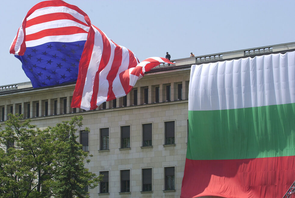 15 май 2003 г: България отбеляза с голяма тържественост 100-та годишнина от установяването на дипломатически отношения със САЩ. За честванията в София пристигна тогавашния държавен секретар на САЩ Колин Пауъл. По време на визитата си той обяви, че Вашингтон е готов да предостави финансова подкрепа на България за борба с тероризма