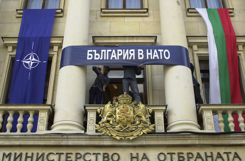 <strong>2004 г.: </strong>на 2 април България официално стана член на Северноатлантическия договор. Знамето на страната беше издигнато пред Главната квартира на НАТО в Брюксел. Събитието беше отбелязано с почивен ден и концерт в центъра на София.