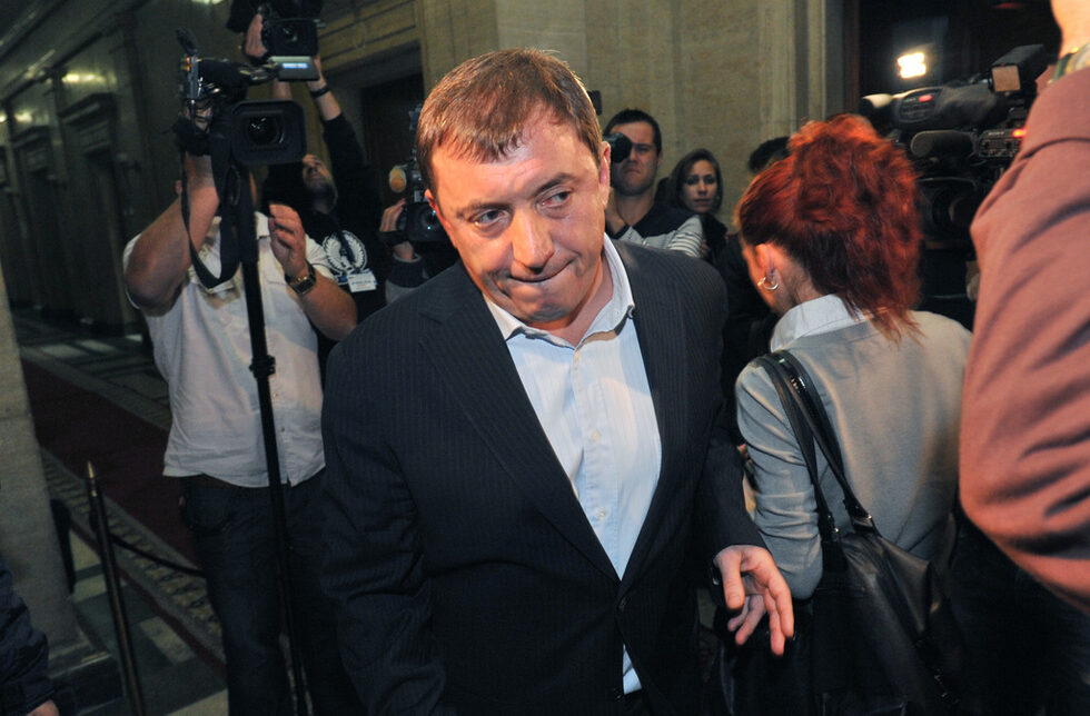 Бившата барета Алексей Петров напусна ДАНС и анонсира, че ще влезе в политиката през 2009 г. "Бойко Борисов, за пореден път ще кажа, е човекът, който се страхува от мен", обяви като <a href="http://www.dnevnik.bg/bulgaria/2013/03/14/2022464_aleksei_petrov_boiko_borisov_se_strahuva_ot_men/">подсъдим Петров</a>. На 10 февруари 2010 г. той<a href="http://www.dnevnik.bg/bulgaria/2010/02/10/855559_mvr_zapochna_nova_akciia_-_oktopod_arestuvani_sa_13/" target="_blank"> беше арестуван в рамките на шумната полицейска акция "Октопод"</a> и беше обвинен като глава на престъпна група. След осем месеца в ареста бившият служител на ДАНС, наричан Трактора, беше пуснат под домашен арест, а първият му посетител беше лидерът на РЗС Яне Янев. Петров атакува вътрешния министър Цветан Цветанов. Близкият до бившата барета седмичник "Галерия" обяви, че <a href="http://www.dnevnik.bg/bulgaria/2010/10/20/979748_vuprosite_kum_cvetanov_se_trupat/" target="_blank">министърът се е сдобил с шест имота, като част от декларираните от него пари са от консултантски договори с фирми, чиито имена не са известни</a>. Съдебното дело на Петров продължава.<br />