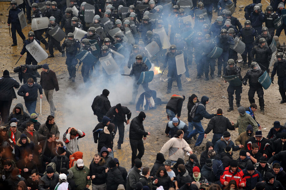 <a href="http://www.dnevnik.bg/bulgaria/2009/01/14/614801_idealisti_sme_tuka_ne_se_provalihme_no/"><br /></a>Пред <a href="http://www.dnevnik.bg/bulgaria/2009/01/14/614738_deputati_kakvo_iskat_protestirashtite_da_si_hodim/">парламента</a> и през 2009 г. се скандираше:"Писна ни", "Вие сте позор, оставка и затвор", и обичайното "Мафия! Червени боклуци!". Срещу кабинета "Станишев" и управлението на БСП, ДПС и НДСВ на 14 януари излязоха студенти, природозащитници, зърно- и млекопроизводители, пчелари, лекари и майки, привърженици на опозиционни партии. Футболни фенове и младежи, издигащи пронационалистически призиви, влязоха в сблъсъци с полицията.<br /><br />