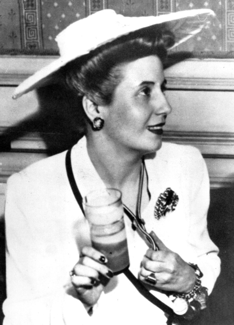 Ева Дуарте на снимка от 1945 година. Тя се омъжва за полковник Хуан Перон,  в гражданската церемония в Буенос Айрес на 22-ри октомври 1945 и религиозна церемония на 10-ти декември 1945. Често е обвинявана, че превръща политическия живот в шоубизнес. Въпреки това тя става любимката на народа и появата й сред обществото е истински празник в Аржентина.