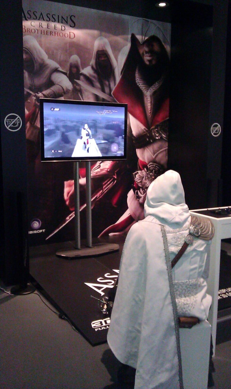 Демонстрация на играта Assassin's Creed: Brotherhood в 3D. Играчът е облечен като главния герой от заглавието
