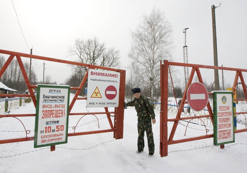 Тази година Беларус, Украйна и Русия ще отбележат 25-годишнината от експлозията на ядрения реактора в Чернобилската АЕЦ.<br />На снимката: Охраната на радиоактивната зона около ядрения реактор отваря загражденията. Охраняемият участък е с радиус около 30 км.<br /><br />