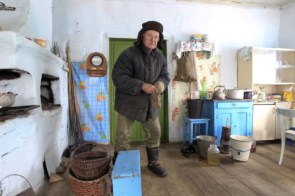 Жител на Тулговичи в своята къща.