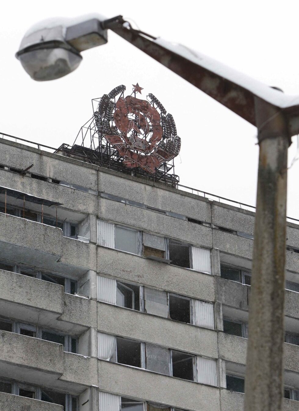 Гербът на бившия Съветски съюз на покрива на изоставена сграда в Припят.