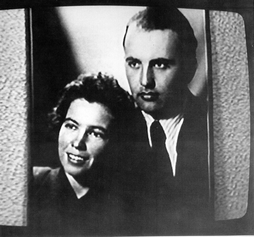Сватбения портрет на Раиса и Михаил Горбачови, заснет през 1954г. Горбачов среща бъдещата си съпруга, докато живее в Москва. Сключват брак през септември 1953 г. и се преместват в Ставропол през 1955.