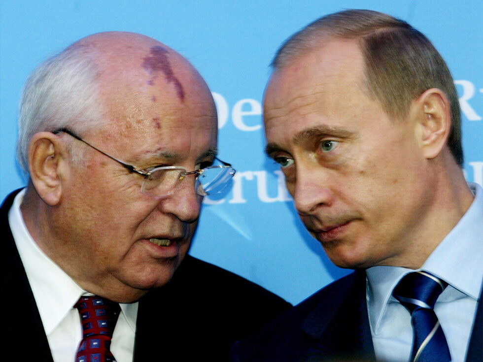 Бившият руски президент Владимир Путин и Михаил Горбачов на пресконференция в Gottorp Castle в Шлезвиг . Декември, 2004 г.<br />