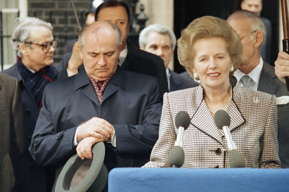 6 април 1989 г. - Михаил Горбачов по време на среща с британския министър-председател Маргарет Тачър на "Даунинг стрийт" в Лондон. <br /><br />Външната политика на Горбачов е насочена предимно към подобряване на отношенията със Запада<br />