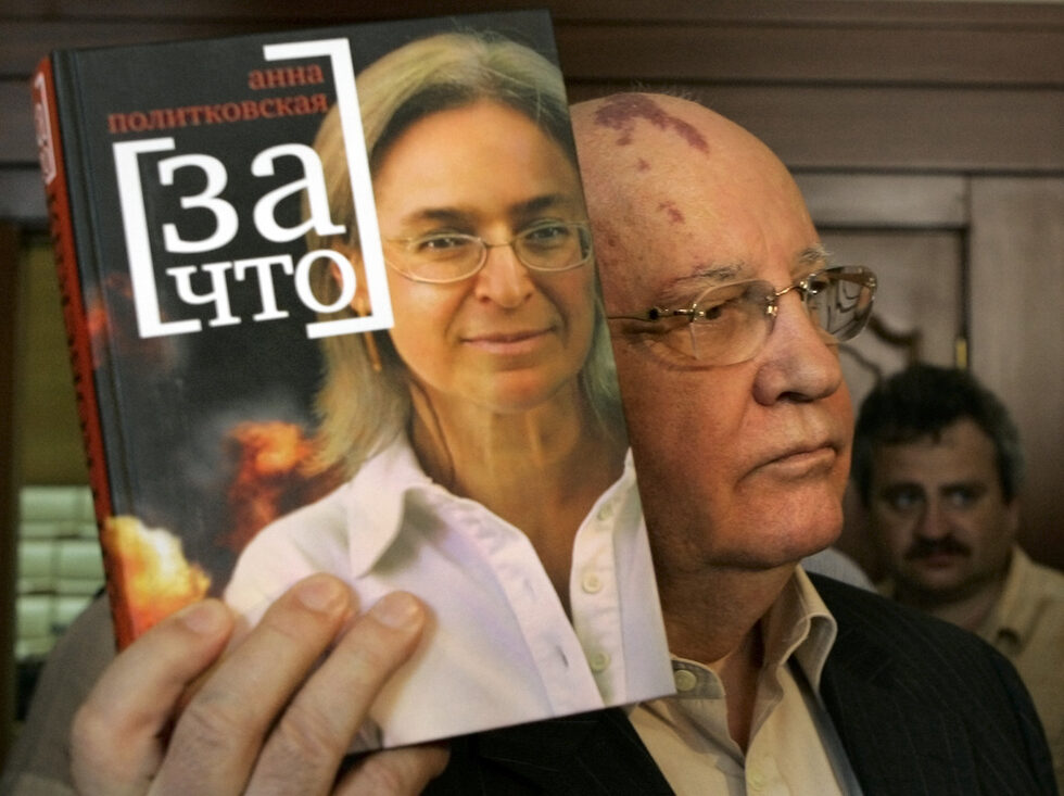 30 май, 2007г. - Горбачов позира с книгата на убитата журналистката Анна Политковская "Защо". Убийството