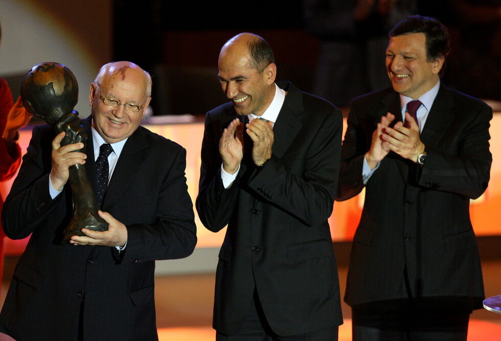 Михаил Горбачов получава наградата на Energy Globe Lifetime Achievement от министър-председателя на Словения Янез Янша и председателя на Европейската комисия Жозе Мануел Барозу по време на церемония в Европейския парламент в Брюксел,  26 май 2008 г.<br />