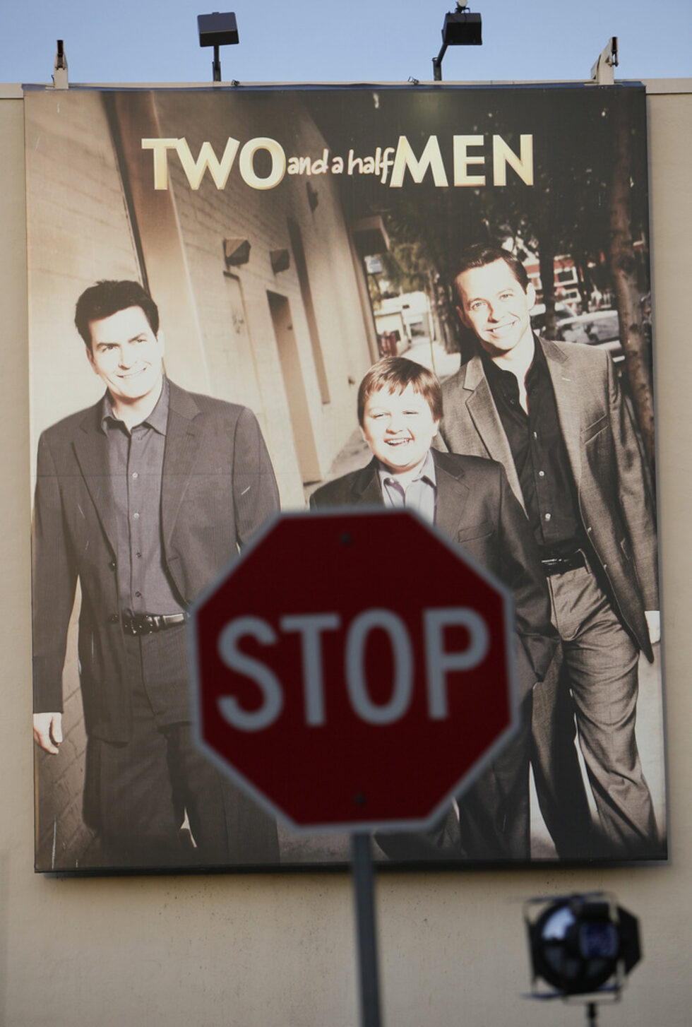 Успехът е затвърден със сериала "Двама мъже и половина" ("Two and a Half Men", 2003), който го прави най-високоплатения актьор на телевизия CBS (хонорарът му е 1.8 млн. долара за епизод). В момента текат снимките на 8-ия сезон на сериала, в който си партнира с Джон Крайър (в ролята на брат му Алън) и Ангъс Джоунс като племенника му Джейк. Продуцентите се заканиха сериите да бъдат завършени и без Шийн<br />