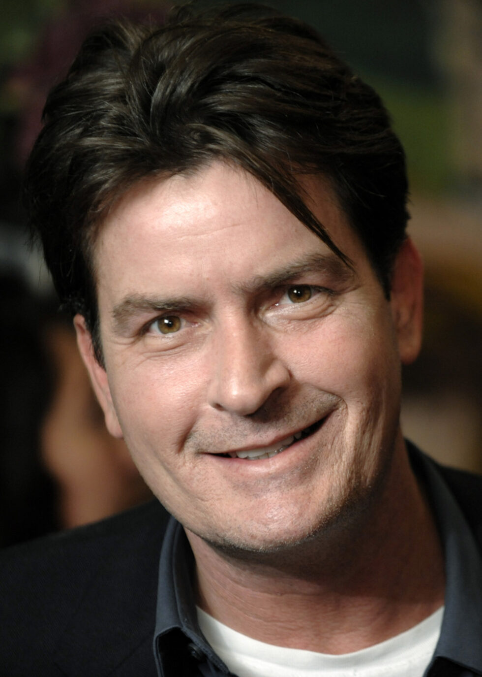 В понеделник компанията <a href="http://www.dnevnik.bg/razvlechenie/2011/03/08/1055151_warner_bros_uvolni_charli_shiin_zaradi_ostur_ezik_i/" target="_blank">Warner Bros Television обяви, че уволнява звездата на комедийния сериал "Двама мъже и половина" </a>("Two and a Half Men", 2003г.) Чарли Шийн заради саморазрушително поведение и остър език.<br /><br />Преди дни продуцентите спряха снимките на сериала, след като Шийн нарече един от създателите му "червей със странни идеи". От компанията отдават поведението на актьора на злоупотребата с наркотици и многобройните купони, заради които често не е във форма<br /><br />Всъщност това е просто поредният скандал, в който се замеси един от най-популярните съвременни американски актьори с близо 30-годишна кариера.<br />
