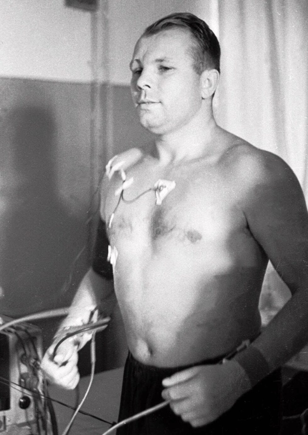 Гагарин по време на тест в Звездното градче, Русия, през ноември 1959 г. Към момента на полета той е на 27 години. В книгата си "108 минути, които промениха света", публикувана за 50-годишнината от историческия полет на Гагарин, журналистът Антон Первушин разкрива, че изчисленията на специалистите за мястото на кацането са били грешни. Затова и никой не е чакал Гагарин там. Съветските власти са прикрили факта, че космонавтът се е приземил на 300 км от очакваното място.