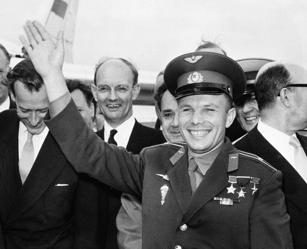 Гагарин в Лондон, 11 юли 1961 г. След полета на "Восток 1" Юрий Гагарин става най-известният човек на планетата. В края на април 1961 г. започва своите задгранични посещения, които продължават две години. Една от точките по маршрута му е България.