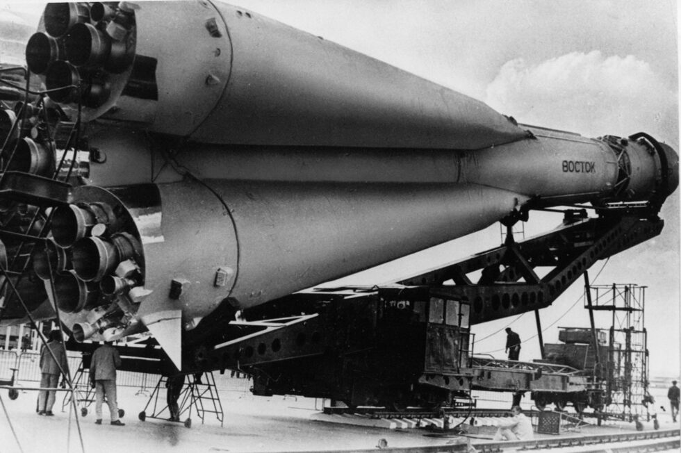 Днес се навършват 56 г. от първия полет на човек в космоса. На 12 април 1961 г. съветският военен пилот Юрий Гагарин прави обиколка на планетата и след 108 минути полет става най-известният човек в света. От 1969 г. на тази дата се отбелязва Международният ден на авиацията и космонавтиката.<br /><br />На снимката: Работници подготвят космическият кораб ,,Восток 1'' за полет.