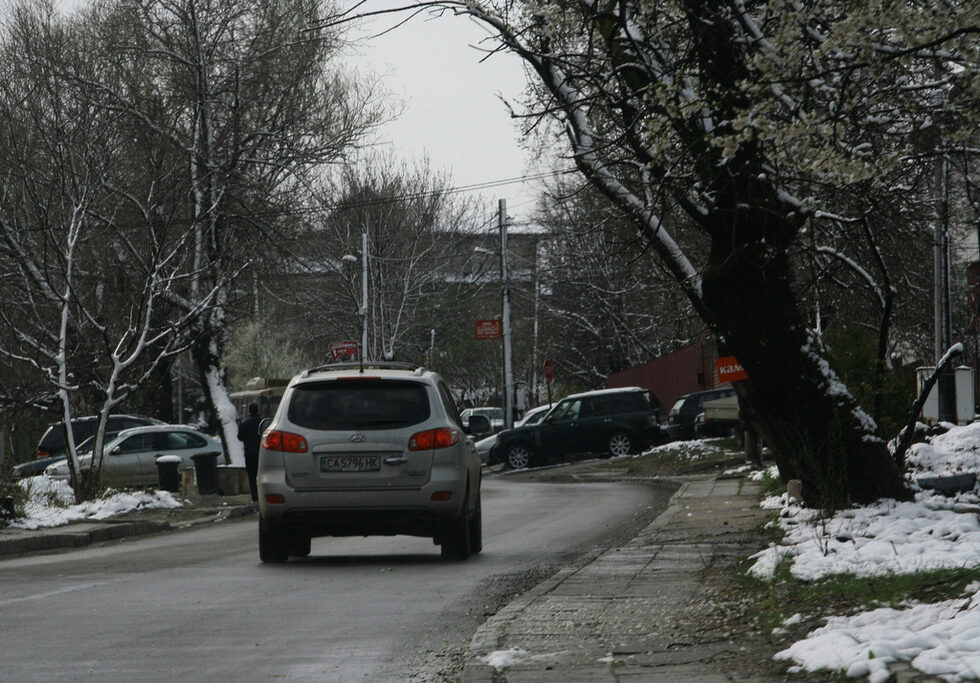 От Планинската спасителна служба в Пампорово съобщиха, че новата снежна покривка е 10 см, но условията за туризъм не са добри, тъй като има силен вятър.