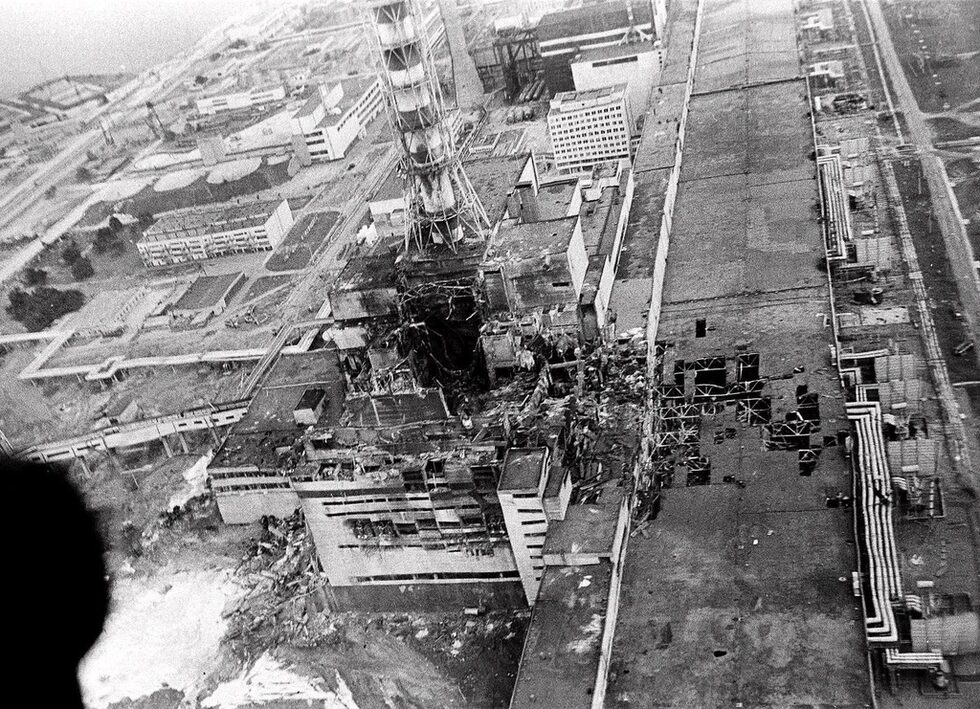 Четвърти реактор на Чернобилската АЕЦ, май 1986 г. Експлозията отнася капака, тежащ 1200 т.<br /><br />Днес 3000 души работят в забранената за достъп зона на централата, където френско-руски консорциум се е заел с обновяването на саркофага на повредения реактор. Тези хора живеят в Славитич, в радиус от 55 километра.<br />