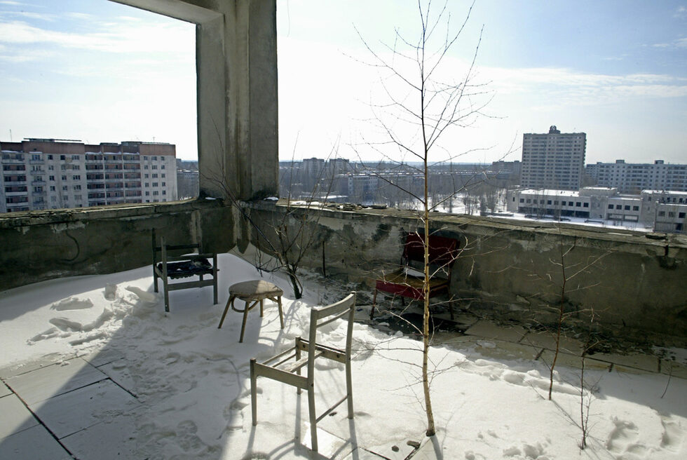 Дърво на балкона на изоставен хотел в призрачния град, март 2006 г.<br /><br /><a href="/www.dnevnik.bg/razvlechenie/2010/09/28/967471_chernobil_kato_turisticheska_atrakciia/" target="_blank">В момента Ченобил се използва и като туристическа дестинация.</a> Районът на Чернобил привлича любопитни хора от цял свят - както специалисти, така и обикновени туристи, които не се колебаят да платят по 160 долара за един ден в пострадалата от бедствието зона. Сочен от американското сп. "Форбс" за една от най-нетрадиционните туристически дестинации в света, миналата година Чернобил е бил посетен от близо 7500 души.