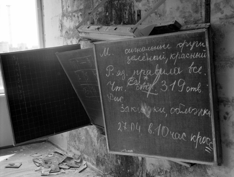 Ученическа дъска в пусто училище, на която пише "Няма да има занятия в 10 ч. на 27 април".