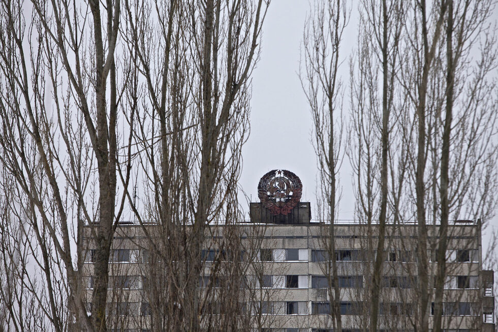 Гербът на Съветския съюз се вижда на покрива на сграда в Припят, Украйна. Градът е бил построен за работниците на Чернобилската атомна електроцентрала.