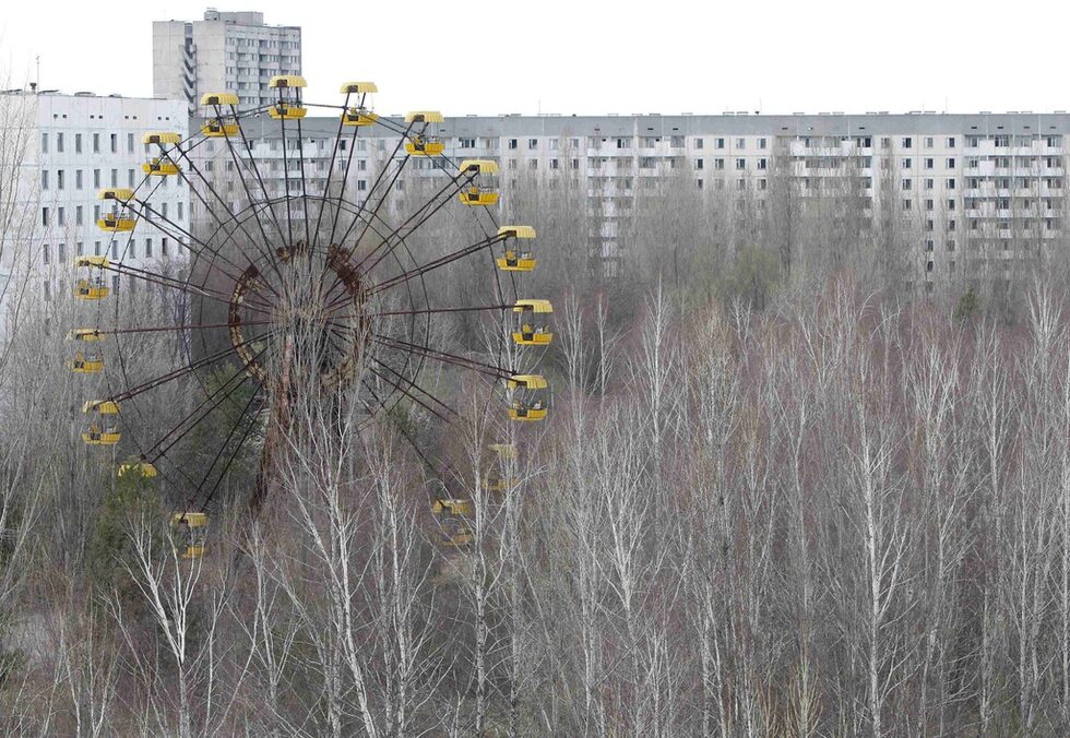 Ръждясал увеселителен център в изоставения град.