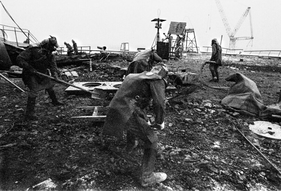 Май, 1986 г. - военни, запасняци и цивилни работят денонощно по авариралата електроцентрала. Работници премахват от покрива на третия реактор на атомната електроцентрала отломките от взрива.<br /><br />25 години след трагедията от 26 април 1986 г. територията в радиус от 30 км от централата е засегната от радиоактивно замърсяване. Радиоактивният облак от Чернобил е засегнал общо 19 руски региона с обща площ почти 60 000 кв. км и население 2,6 млн. души, както и 46 500 кв. км, или 23% от общата територия на Беларус. Общата площ на радиоактивно замърсяване в самата Украйна е 50 000 кв. км в 12 области.<br />