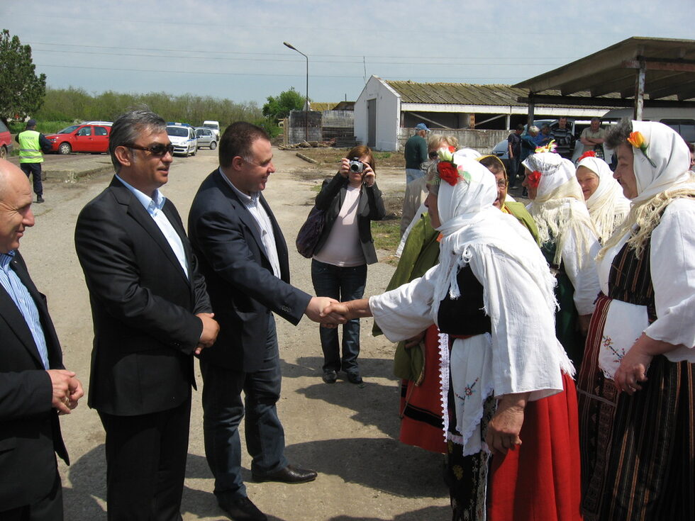 Министър Найденов спря първо при бабите от хора, които се надпреварваха една през друга да се ръкуват с него.